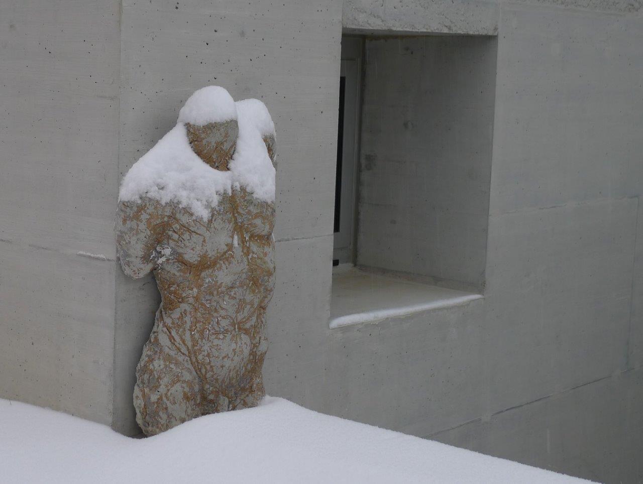 Torso cemento con neve